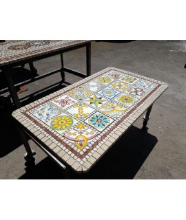 tavolo con patchwork di piastrelle in lavica