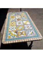 tavolo con patchwork di piastrelle in lavica